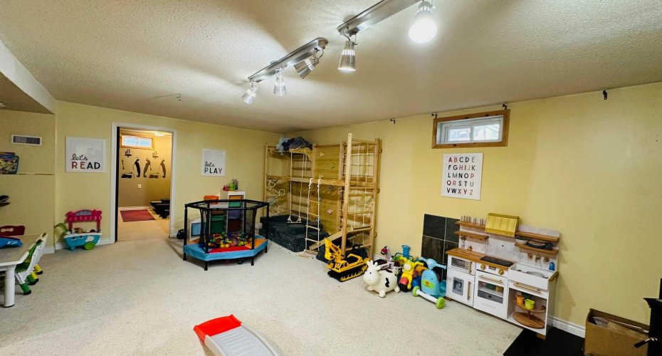 82 Villa Street, Drumheller, Alberta T0J0Y1, 5 Bedroom Bedrooms, 0 ,2 BathroomBathrooms,Residential,For Sale,Villa Street,0,A2327493