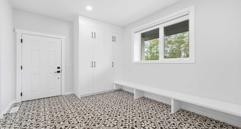 Alt: Functional mudroom helps keep daily routines organized and efficient.
