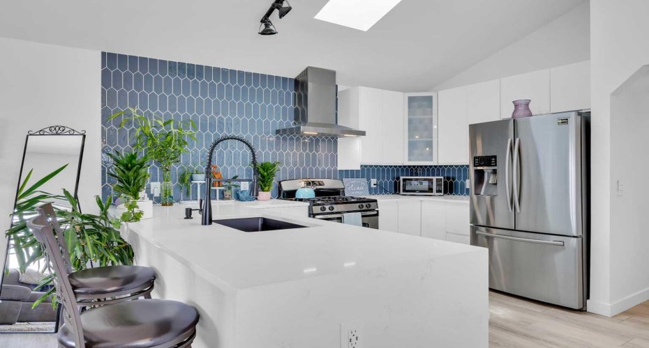 Feature backsplash