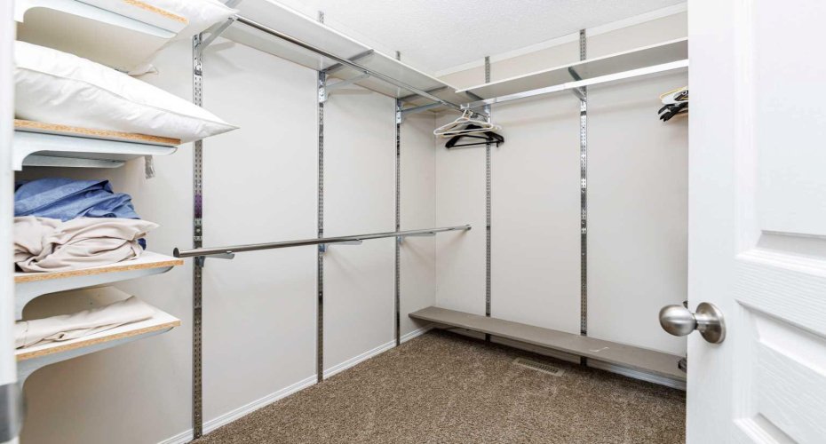 WALK IN CLOSET