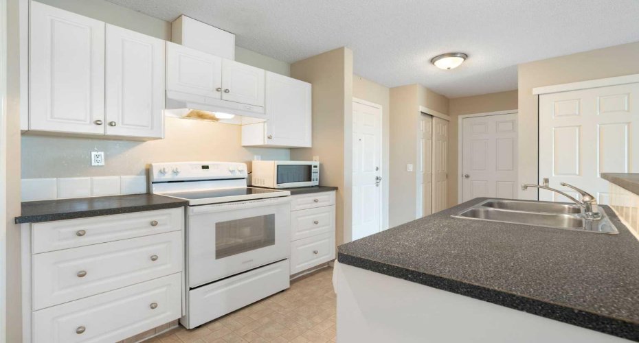 290 Shawville Way, Calgary, Alberta T2Y 3Z9, 2 Bedroom Bedrooms, 0 ,2 BathroomBathrooms,Residential,For Sale,Shawville,0,A2327166