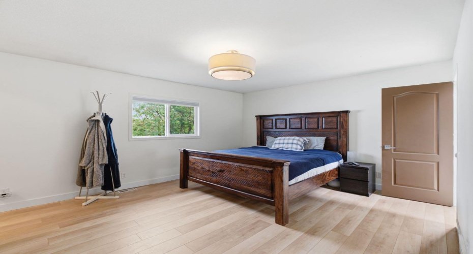 Large space of kingsize bed