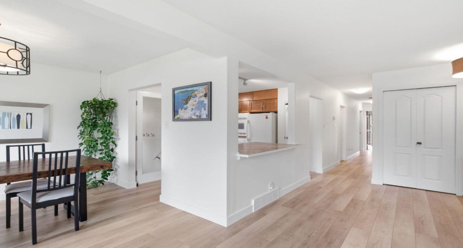 kitchn bar open to family room