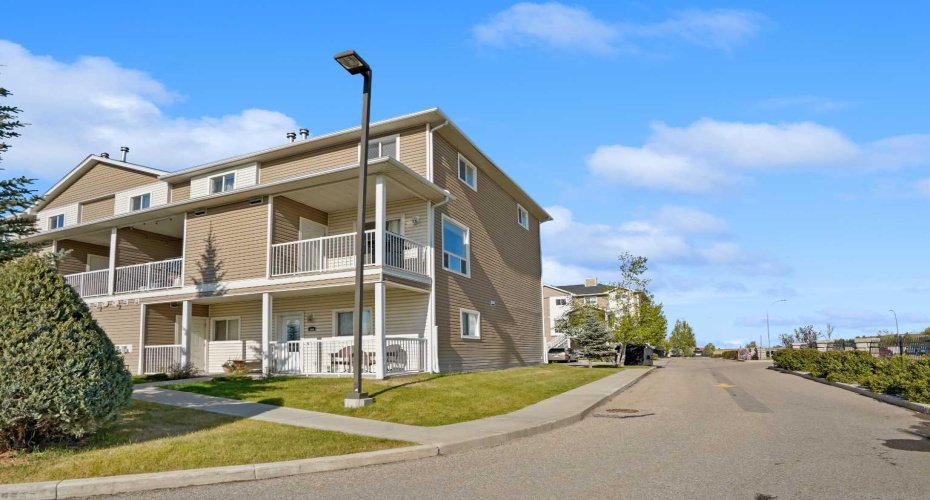 302 Sunrise Terrace, High River, Alberta T1V 0C3, 2 Bedroom Bedrooms, 0 ,2 BathroomBathrooms,Residential,For Sale,Sunrise,0,A2312582