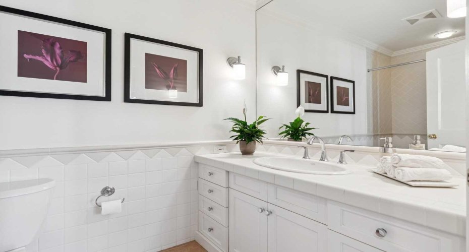 Main floor full bath
