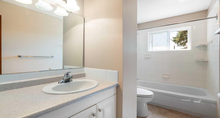 427 Queensland Road, Calgary, Alberta T2J 3S5, 3 Bedroom Bedrooms, 0 ,2 BathroomBathrooms,Residential,For Sale,Queensland,0,A2321841