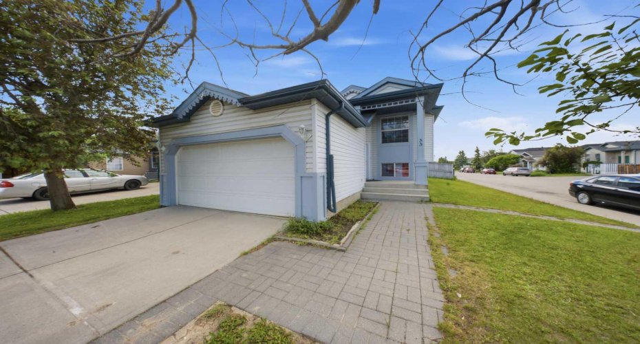 33 MARTIN CROSSING Green, Calgary, Alberta T3J 3P1, 4 Bedroom Bedrooms, 0 ,2 BathroomBathrooms,Residential,For Sale,MARTIN CROSSING,0,A2322585