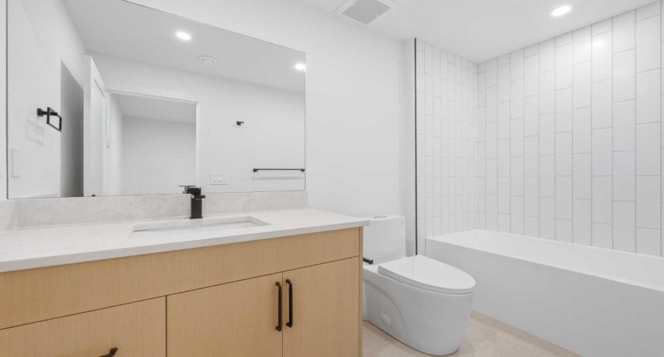 SUITE MAIN BATH