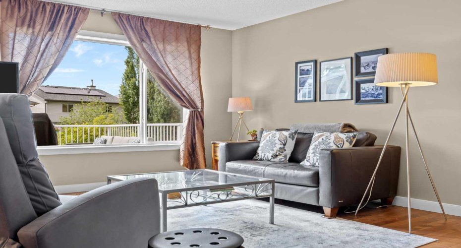 Morning coffee, afternoon light, and a front-row seat to every season — this room makes the everyday feel a little slower, in the best way.
