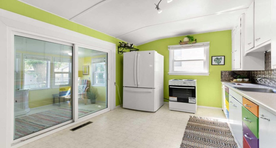303 8 Street, Medicine Hat, Alberta T1A1L6, 2 Bedroom Bedrooms, 0 ,1 BathroomBathrooms,Residential,For Sale,8,0,A2326215