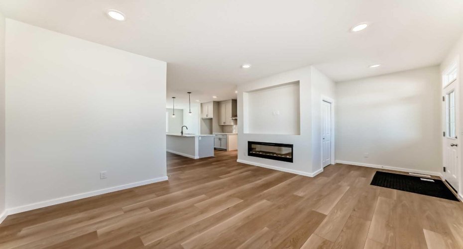 PLEASE NOTE: Photos are of a DIFFERENT Spec Home of the same model – fit and finish may differ. Interior selections and floorplans shown in photos.