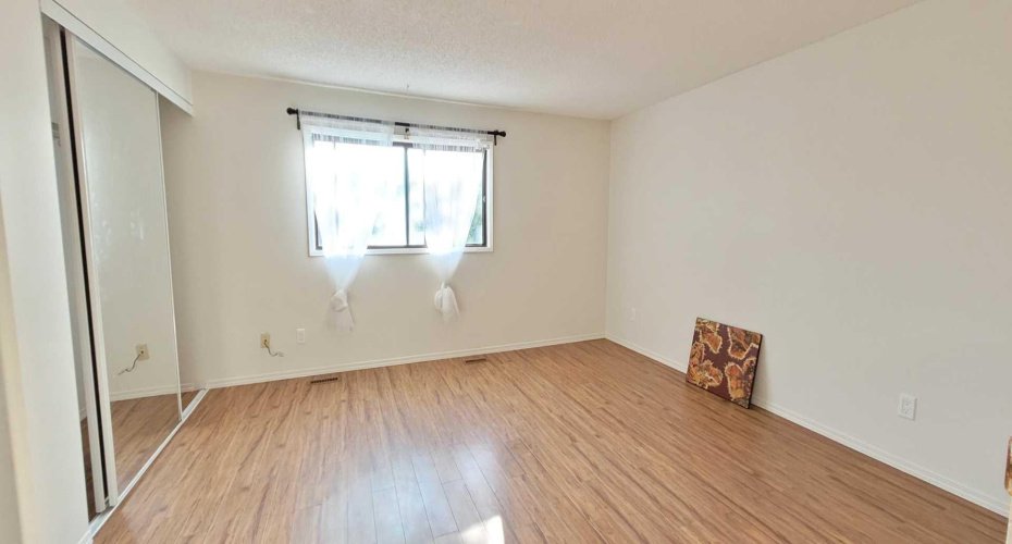 Extra large bedroom with double mirror closets
