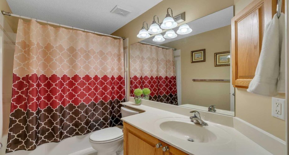 4pc bath on the upper level to share.