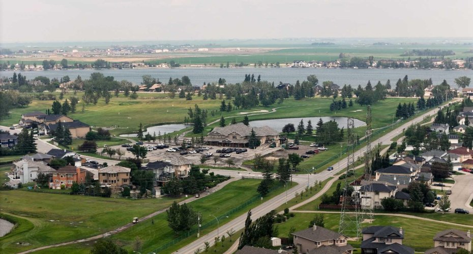 Also nearby is Lakeside Golf Club.