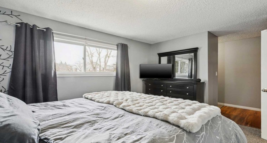 107 Elm Place, Okotoks, Alberta T1S 1J1, 4 Bedrooms Bedrooms, ,2 BathroomsBathrooms,Residential,For Sale,Elm,A2327584