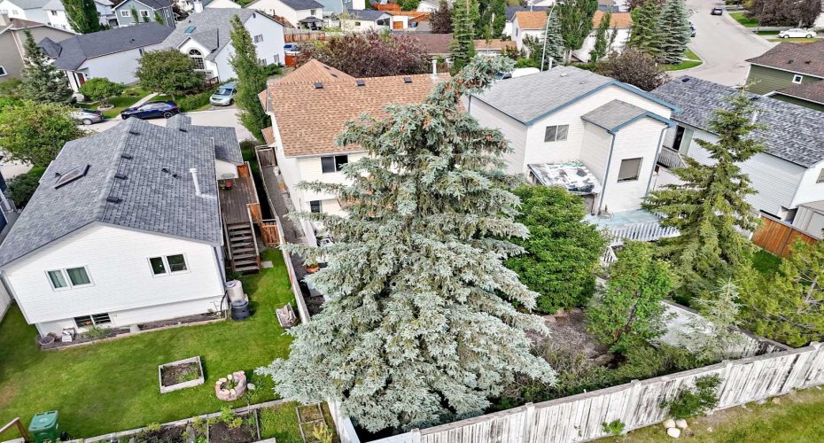 216 Hidden Spring Green, Calgary, Alberta T3A5N4, 3 Bedroom Bedrooms, 0 ,3 BathroomBathrooms,Residential,For Sale,Hidden Spring,0,A2327615