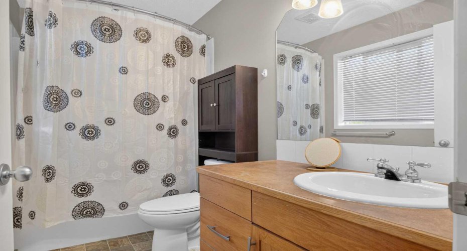 800 Yankee Valley Boulevard, Airdrie, Alberta T4A 2L2, 3 Bedroom Bedrooms, 0 ,4 BathroomBathrooms,Residential,For Sale,Yankee Valley,0,A2327688