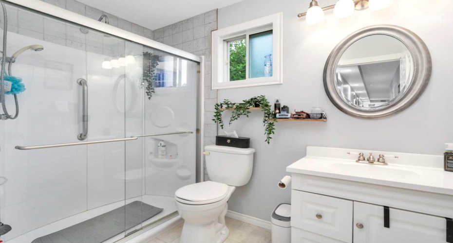 Bathrom 3 piece (mainfloor)