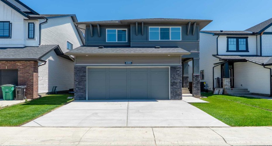 Front view elevstion / virtually added landscaping