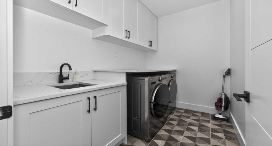 219 18 Avenue, Calgary, Alberta T2E 1N3, 5 Bedroom Bedrooms, 0 ,5 BathroomBathrooms,Residential,For Sale,18,0,A2328029