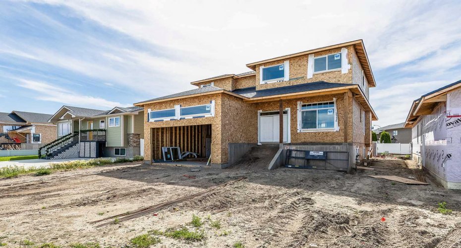 918 Memorial Drive, Redcliff, Alberta T0J2P0, 3 Bedroom Bedrooms, 0 ,3 BathroomBathrooms,Residential,For Sale,Memorial,0,A2328049