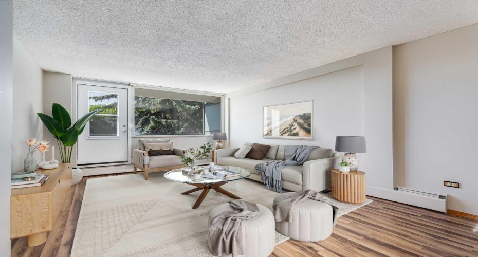 This 2 bedroom 1 bathroom home is spacious and welcoming
