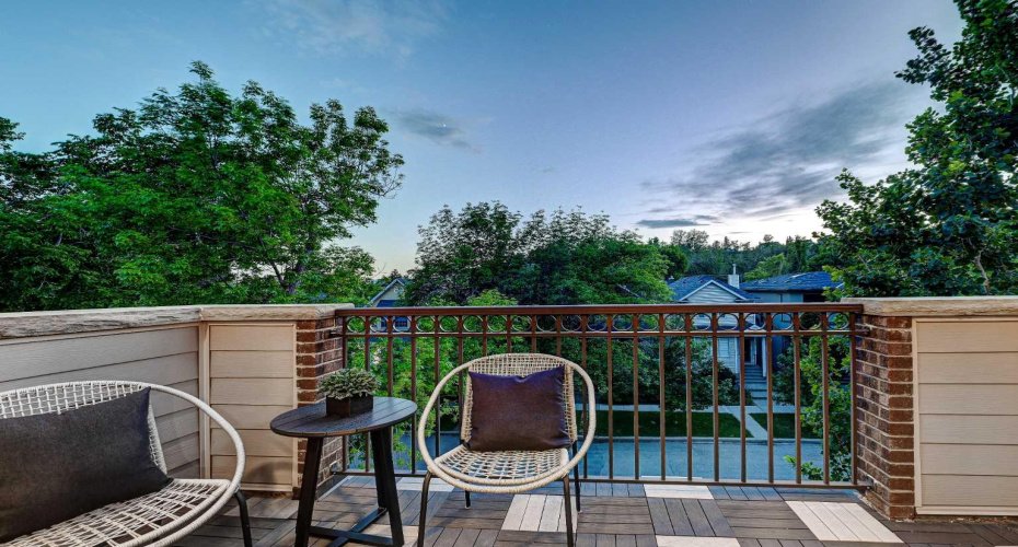 Loft level balcony with great city views.