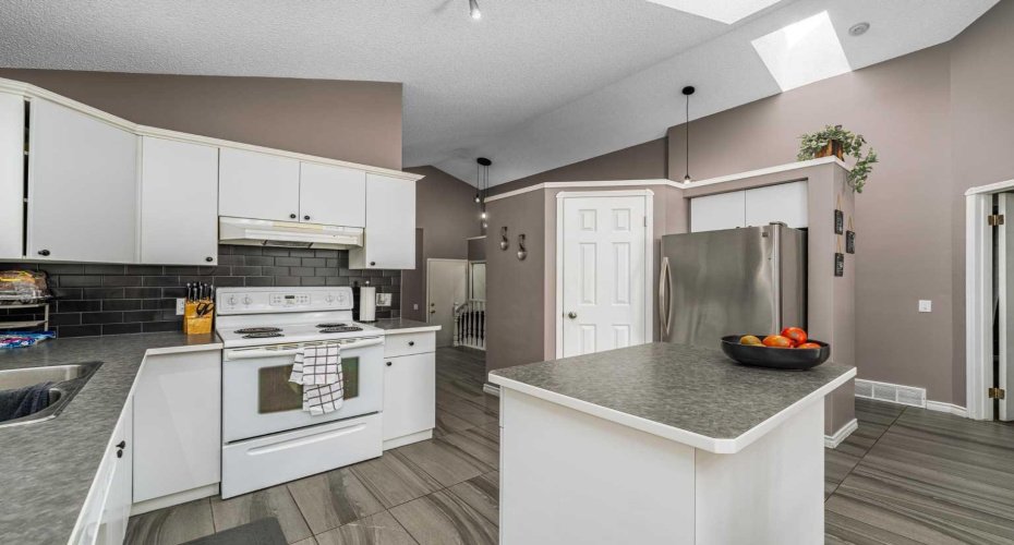 44 Douglas Glen Place, Calgary, Alberta T2Z 2M9, 5 Bedroom Bedrooms, 0 ,3 BathroomBathrooms,Residential,For Sale,Douglas Glen,0,A2320977