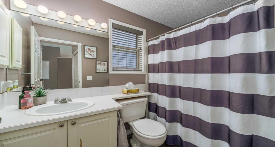 44 Douglas Glen Place, Calgary, Alberta T2Z 2M9, 5 Bedroom Bedrooms, 0 ,3 BathroomBathrooms,Residential,For Sale,Douglas Glen,0,A2320977