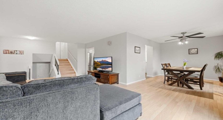 Hardwood floors, open living room that opens up to the dining