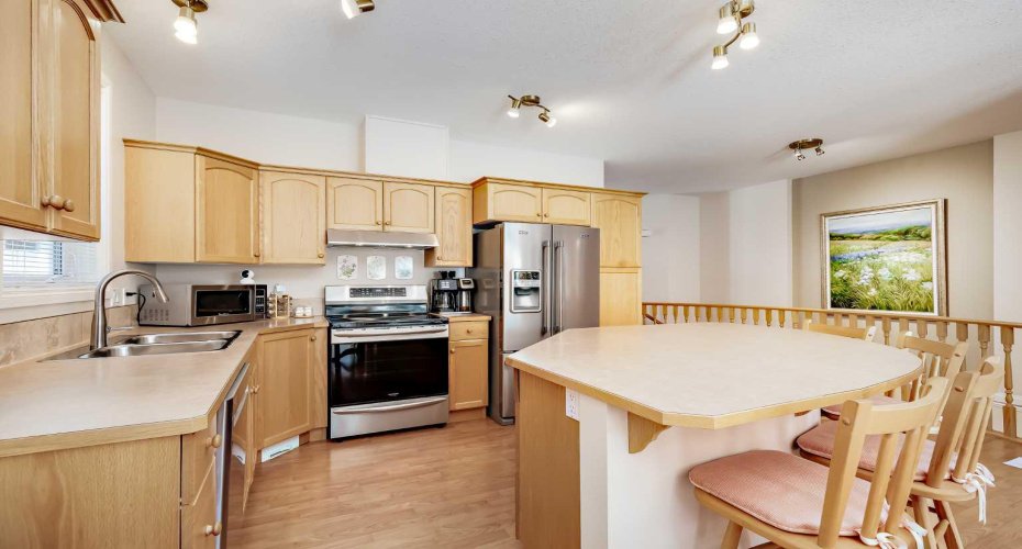 66 Royal Manor, Calgary, Alberta T3G 5T6, 3 Bedroom Bedrooms, 0 ,3 BathroomBathrooms,Residential,For Sale,Royal,0,A2328230