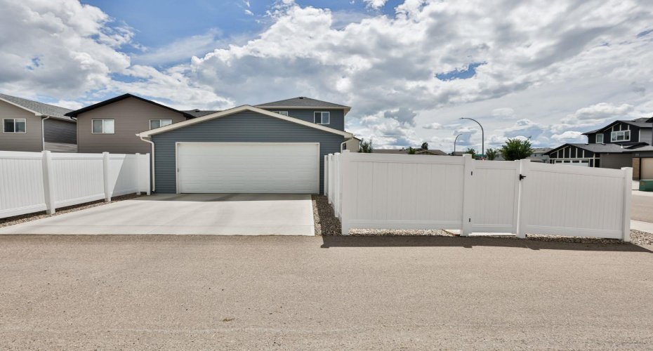 963 40 Avenue, Lethbridge, Alberta T1H7G9, 4 Bedroom Bedrooms, 0 ,4 BathroomBathrooms,Residential,For Sale,40,0,A2328317