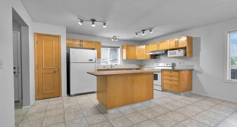 203 Covemeadow Crescent, Calgary, Alberta T3K6B1, 3 Bedroom Bedrooms, 0 ,2 BathroomBathrooms,Residential,For Sale,Covemeadow,0,A2325400