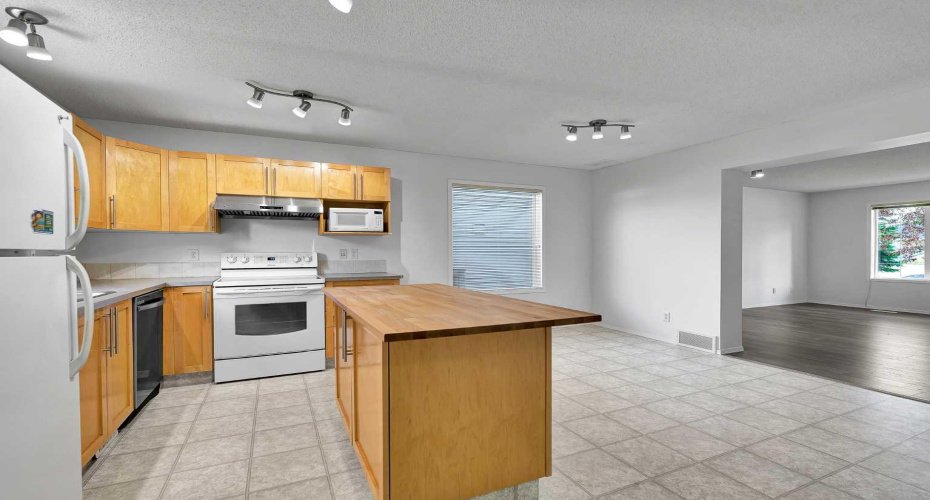 203 Covemeadow Crescent, Calgary, Alberta T3K6B1, 3 Bedroom Bedrooms, 0 ,2 BathroomBathrooms,Residential,For Sale,Covemeadow,0,A2325400