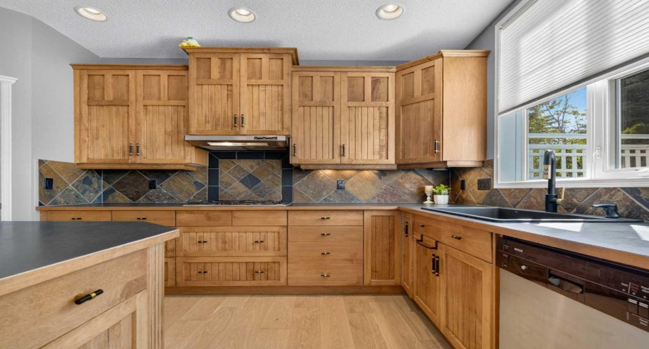 124 Valley Creek Crescent, Calgary, Alberta T3B 5V3, 4 Bedroom Bedrooms, 0 ,3 BathroomBathrooms,Residential,For Sale,Valley Creek,0,A2325536