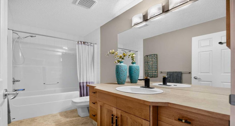124 Valley Creek Crescent, Calgary, Alberta T3B 5V3, 4 Bedroom Bedrooms, 0 ,3 BathroomBathrooms,Residential,For Sale,Valley Creek,0,A2325536