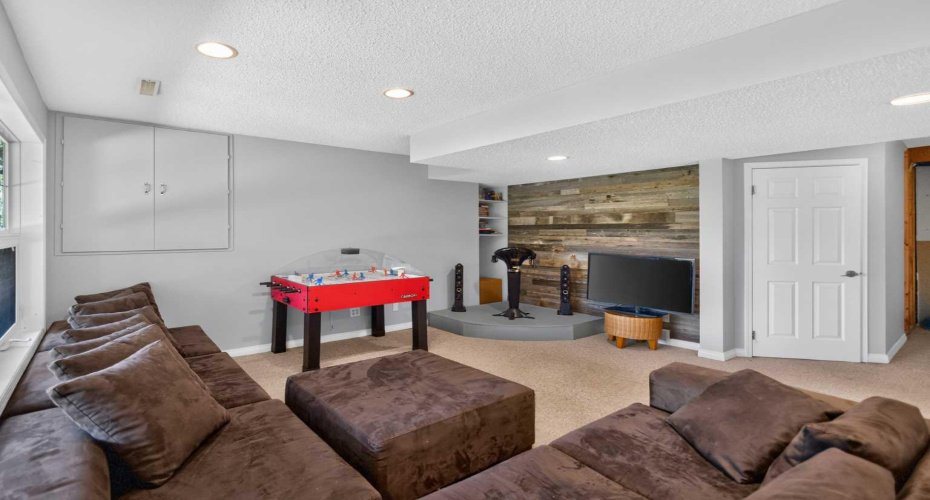 124 Valley Creek Crescent, Calgary, Alberta T3B 5V3, 4 Bedroom Bedrooms, 0 ,3 BathroomBathrooms,Residential,For Sale,Valley Creek,0,A2325536
