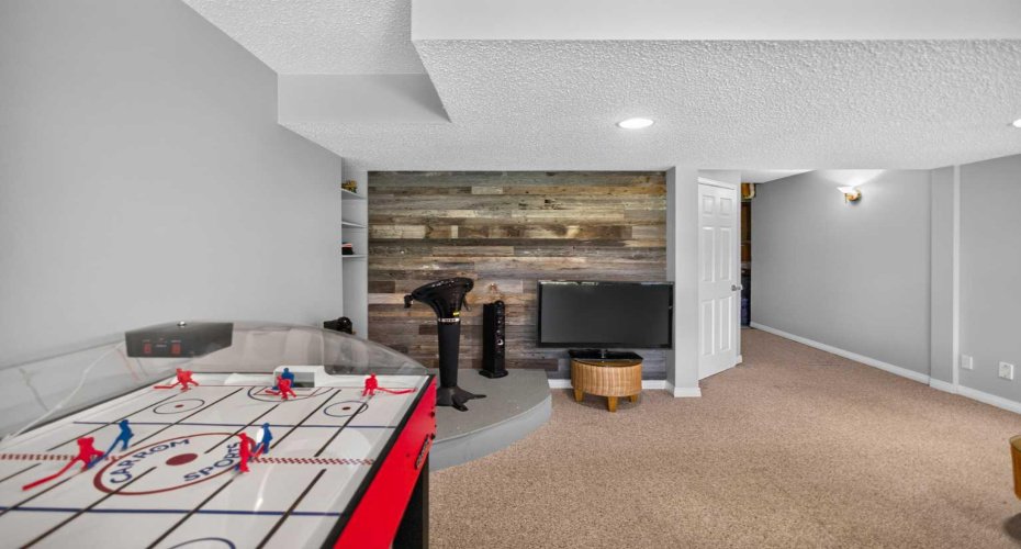 124 Valley Creek Crescent, Calgary, Alberta T3B 5V3, 4 Bedroom Bedrooms, 0 ,3 BathroomBathrooms,Residential,For Sale,Valley Creek,0,A2325536