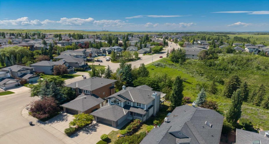 124 Valley Creek Crescent, Calgary, Alberta T3B 5V3, 4 Bedroom Bedrooms, 0 ,3 BathroomBathrooms,Residential,For Sale,Valley Creek,0,A2325536