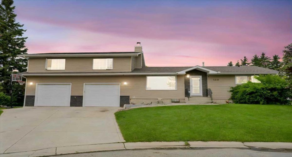 125 13 Avenue, Carstairs, Alberta T0M0N0, 6 Bedroom Bedrooms, 0 ,3 BathroomBathrooms,Residential,For Sale,13,0,A2326151