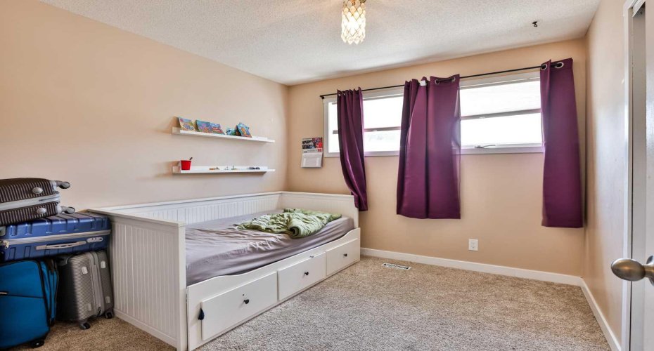 1019 Glacier Drive, Lethbridge, Alberta T1K 3N3, 4 Bedroom Bedrooms, 0 ,3 BathroomBathrooms,Residential,For Sale,Glacier,0,A2328372
