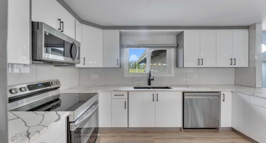 2930 Oakmoor Crescent, Calgary, Alberta T2V 3Z7, 5 Bedroom Bedrooms, 0 ,4 BathroomBathrooms,Residential,For Sale,Oakmoor,0,A2328379