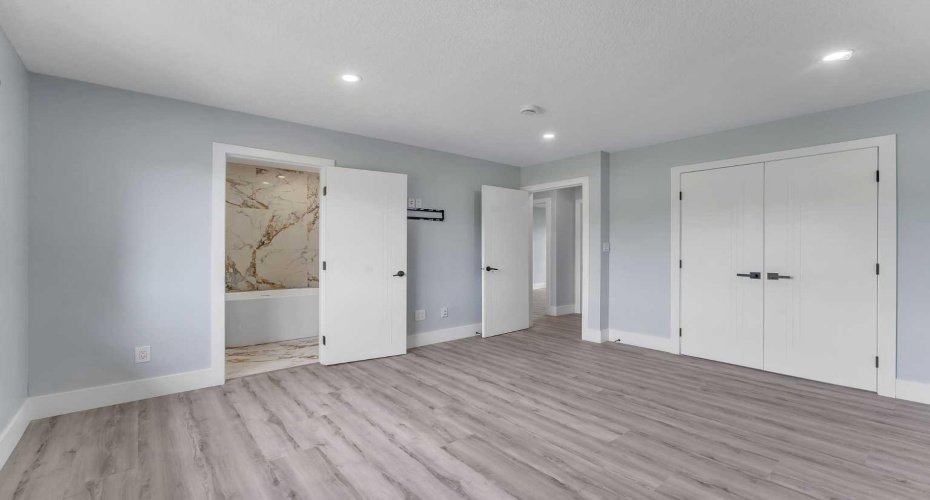 2930 Oakmoor Crescent, Calgary, Alberta T2V 3Z7, 5 Bedroom Bedrooms, 0 ,4 BathroomBathrooms,Residential,For Sale,Oakmoor,0,A2328379