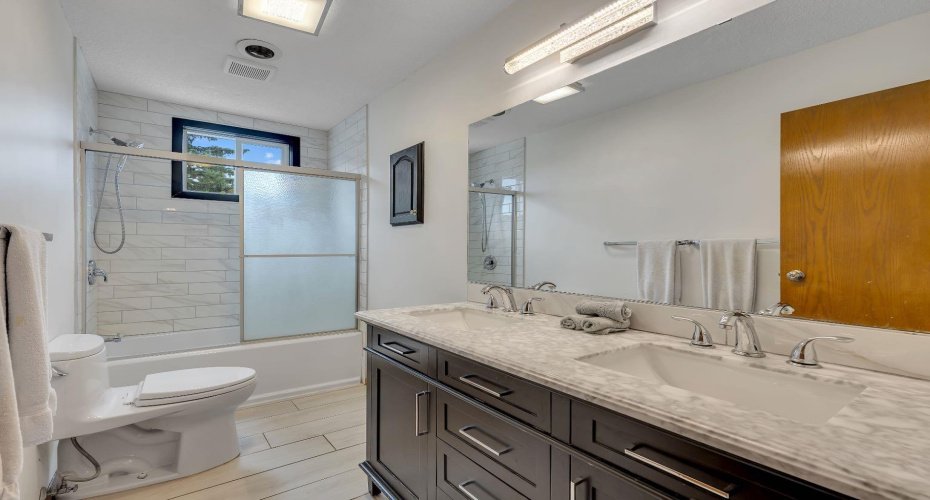 24 Woodgrove Crescent, Calgary, Alberta T2W 3Z1, 6 Bedroom Bedrooms, 0 ,4 BathroomBathrooms,Residential,For Sale,Woodgrove,0,A2326744