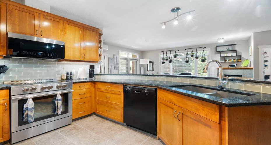 24 Hemlock Crescent, Calgary, Alberta T3C2Z1, 2 Bedroom Bedrooms, 0 ,2 BathroomBathrooms,Residential,For Sale,Hemlock,0,A2326839
