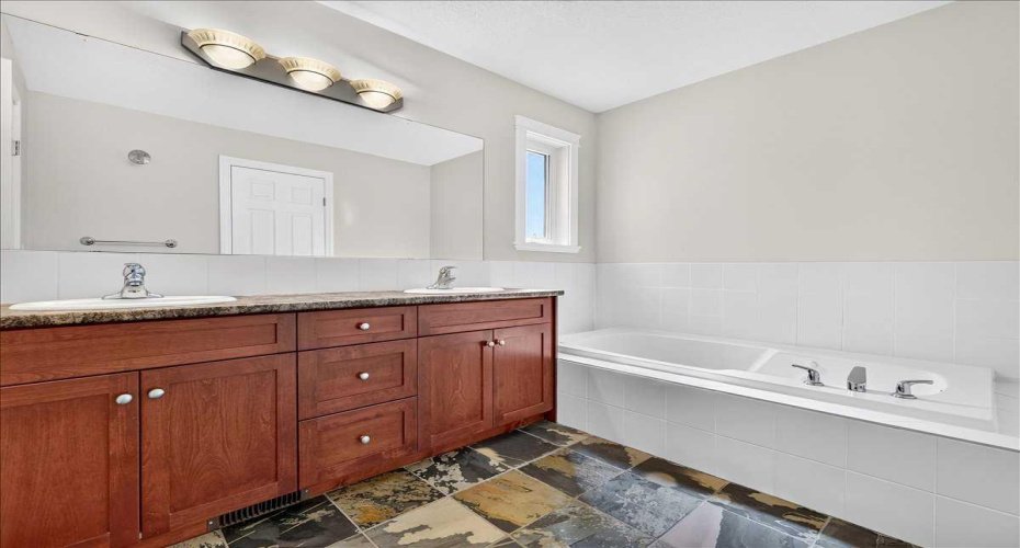 125 25 Avenue, Calgary, Alberta T2M 2A4, 4 Bedroom Bedrooms, 0 ,4 BathroomBathrooms,Residential,For Sale,25,0,A2327025