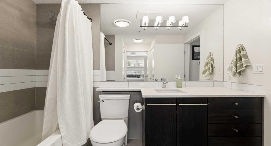 Ensuite 4-piece bathroom w/ access to main living area
