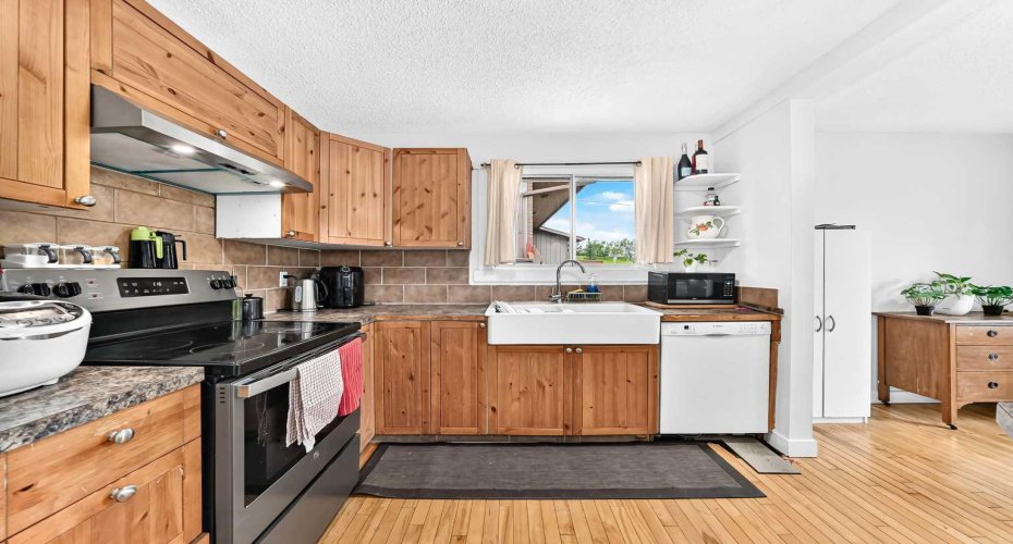 11 Bedford Drive, Calgary, Alberta T3K 1L2, 3 Bedroom Bedrooms, 0 ,3 BathroomBathrooms,Residential,For Sale,Bedford,0,A2327391