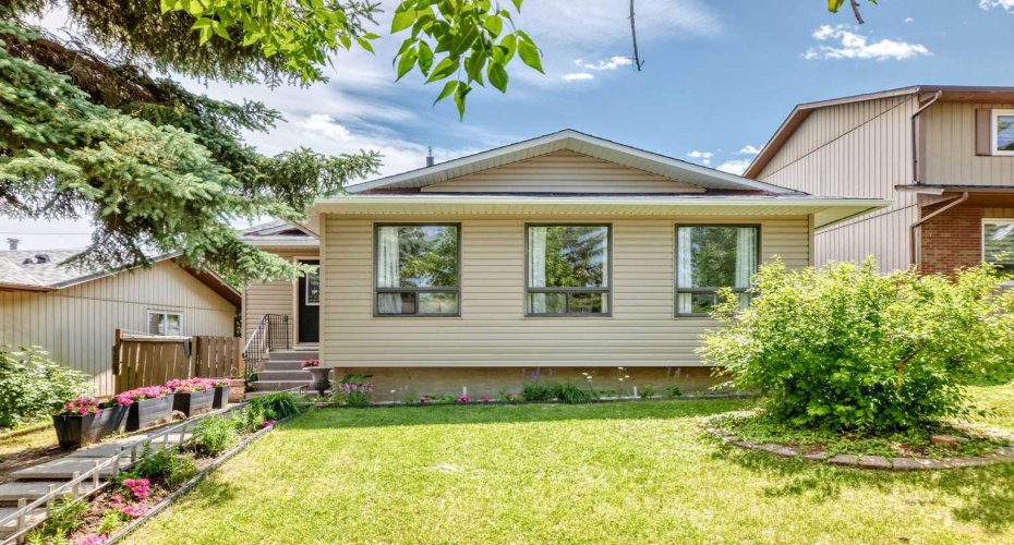 11 Bedford Drive, Calgary, Alberta T3K 1L2, 3 Bedroom Bedrooms, 0 ,3 BathroomBathrooms,Residential,For Sale,Bedford,0,A2327391