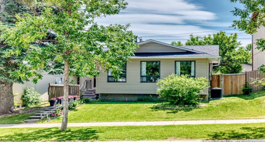 11 Bedford Drive, Calgary, Alberta T3K 1L2, 3 Bedroom Bedrooms, 0 ,3 BathroomBathrooms,Residential,For Sale,Bedford,0,A2327391
